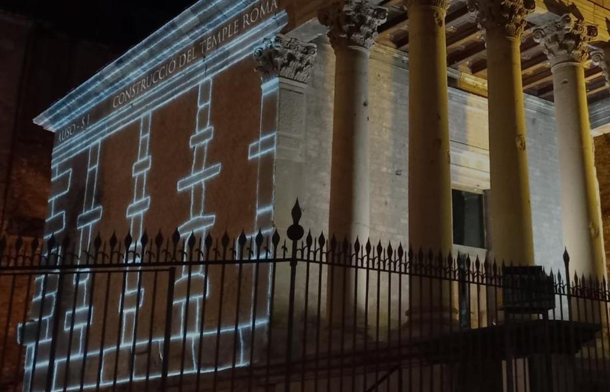 Mapeado en la fachada sur del Temple Romà de Vic.