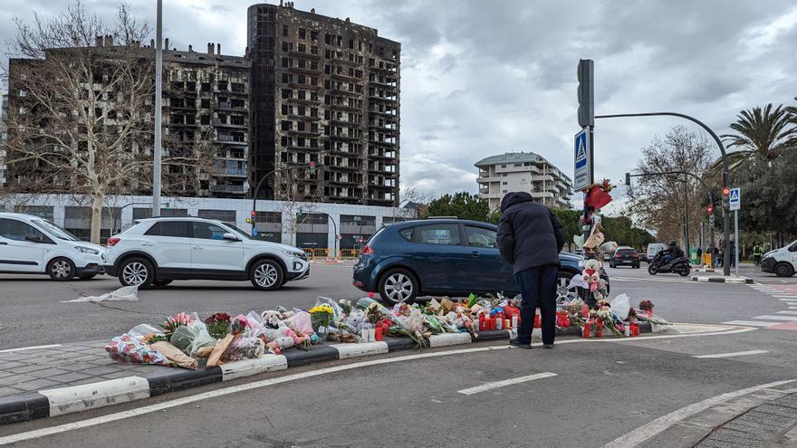Flores, juguetes y cartas en el altar para los afectados en el incendio de València