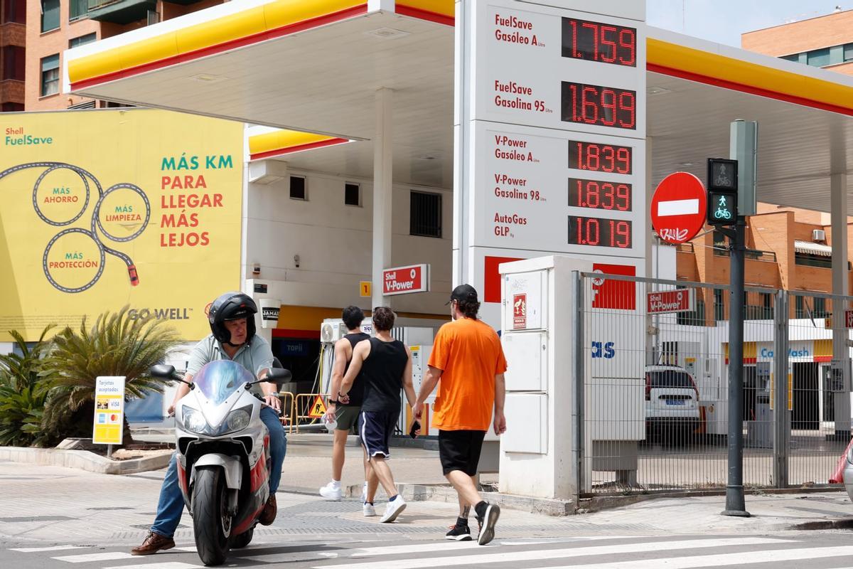 Estación de servicio en València, en una imagen de este viernes, con los precios por las nubes.