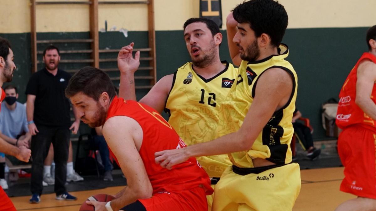 Una pugna por el balón en el encuentro El Carmen-Maristas.