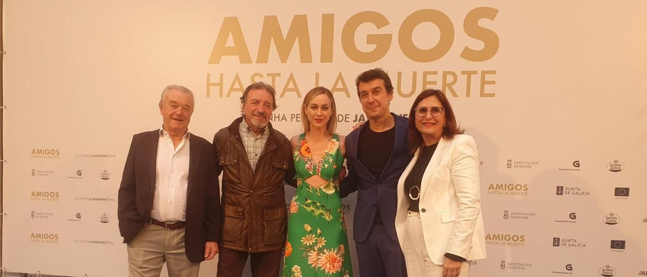 Los mecos Carlos Álvarez Guillán y Javi Veiga, con otros protagonistas de la cinta.