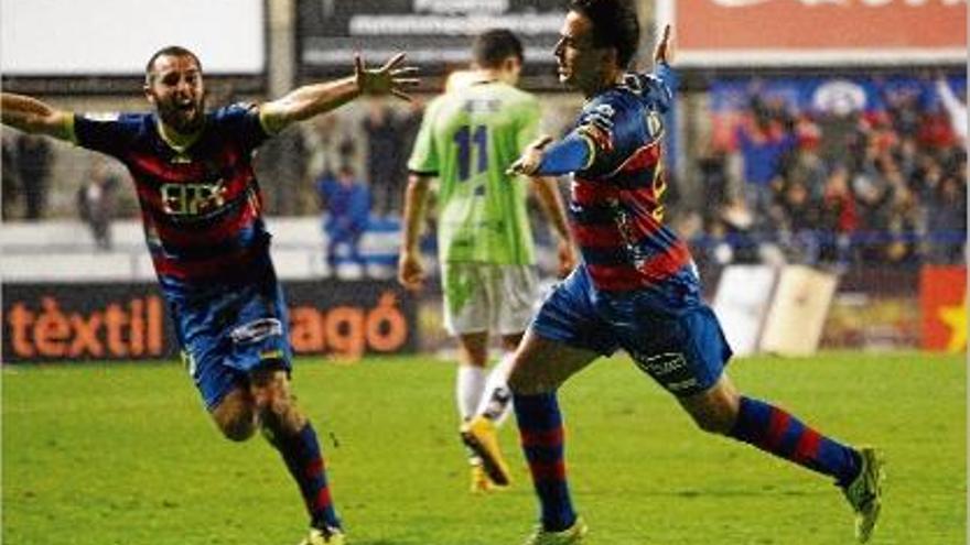 Masó i Pitu celebrant un gol amb el Llagostera aquesta temporada al Nou Estadi Palamós-Costa Brava.