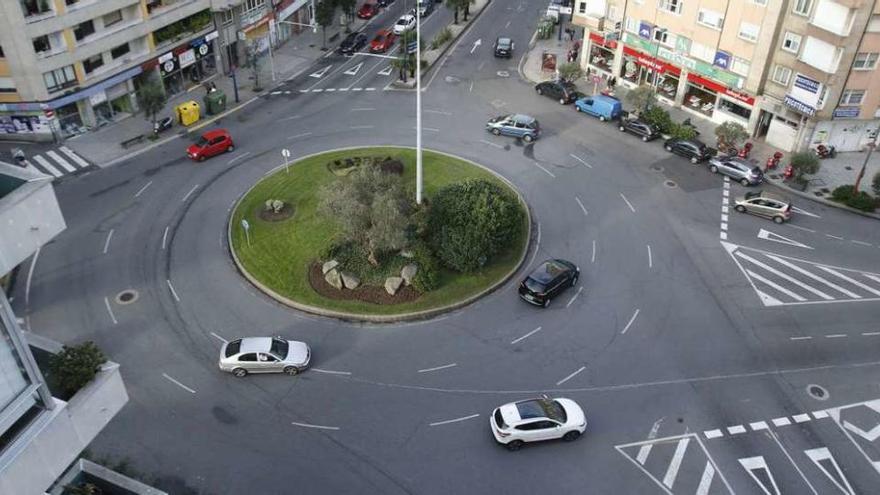 La rotonda de Travesía con Jenaro es una de las que soportan más tráfico de la ciudad. // Alba Villar
