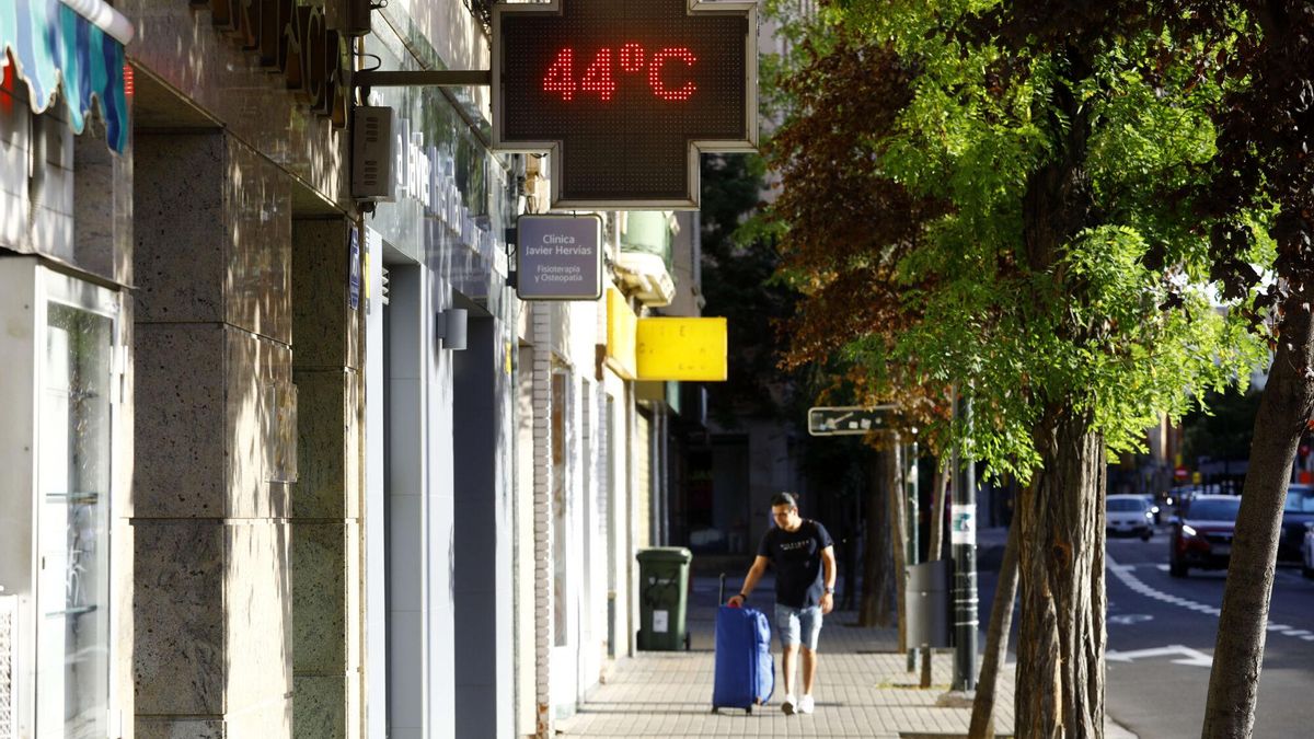 Un termómetro de Zaragoza marca 44 grados este lunes