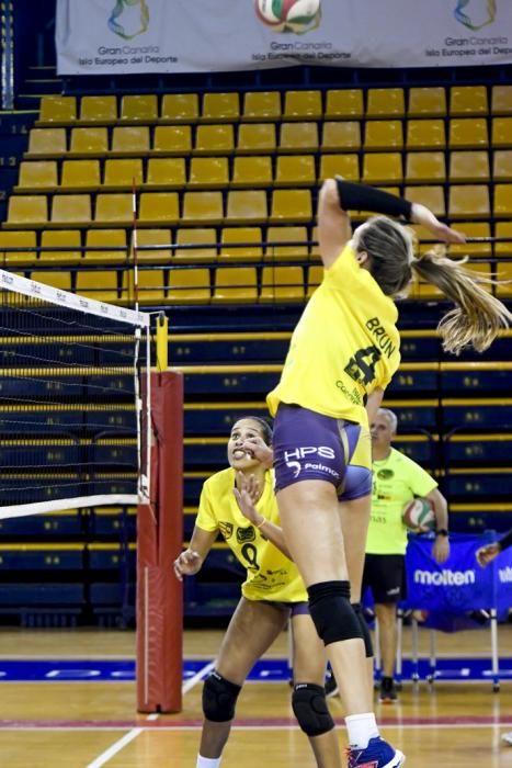 25-02-20 DEPORTES. CENTRO INSULAR DE LOS DEPORTES. LAS PALMAS DE GRAN CANARIA. Entrenamiento y foto de grupo del equipo femenino de volleyball IBSA 7 Palmas.    Fotos: Juan Castro.  | 25/02/2020 | Fotógrafo: Juan Carlos Castro