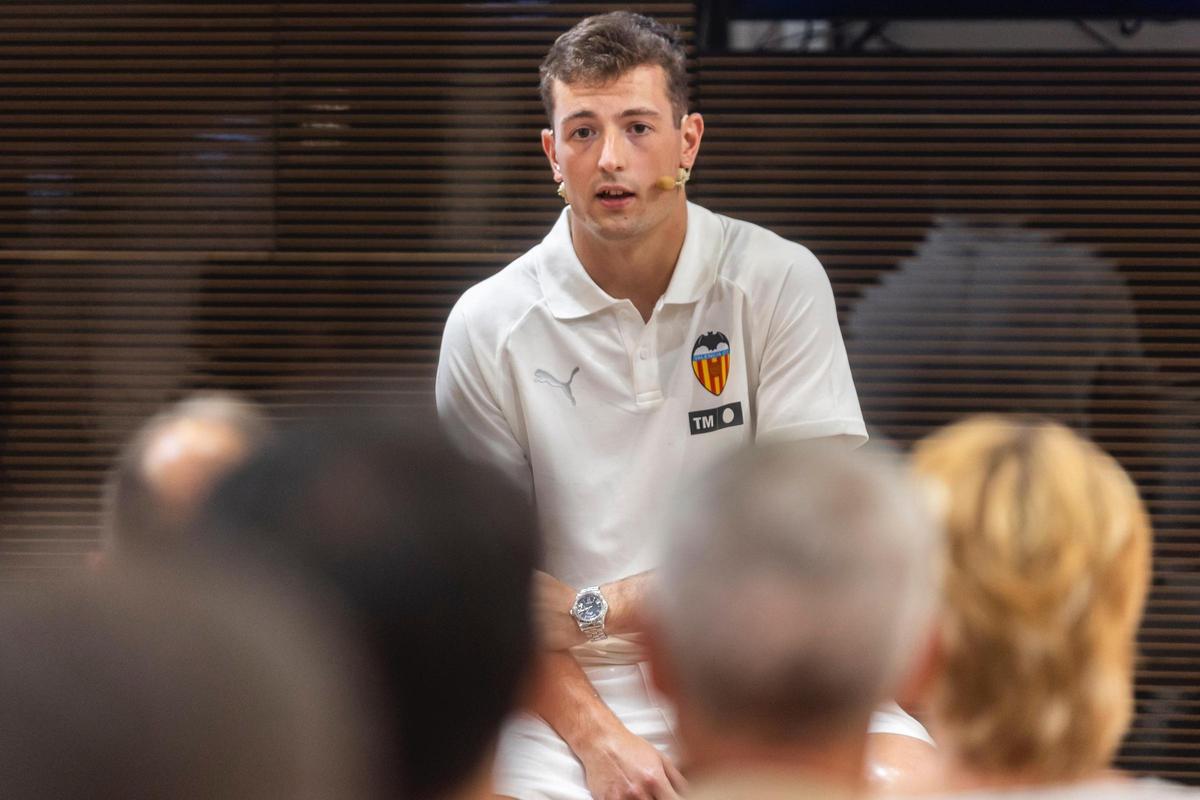 Sempere da la bienvenida en la portería del Valencia CF a Julen ...