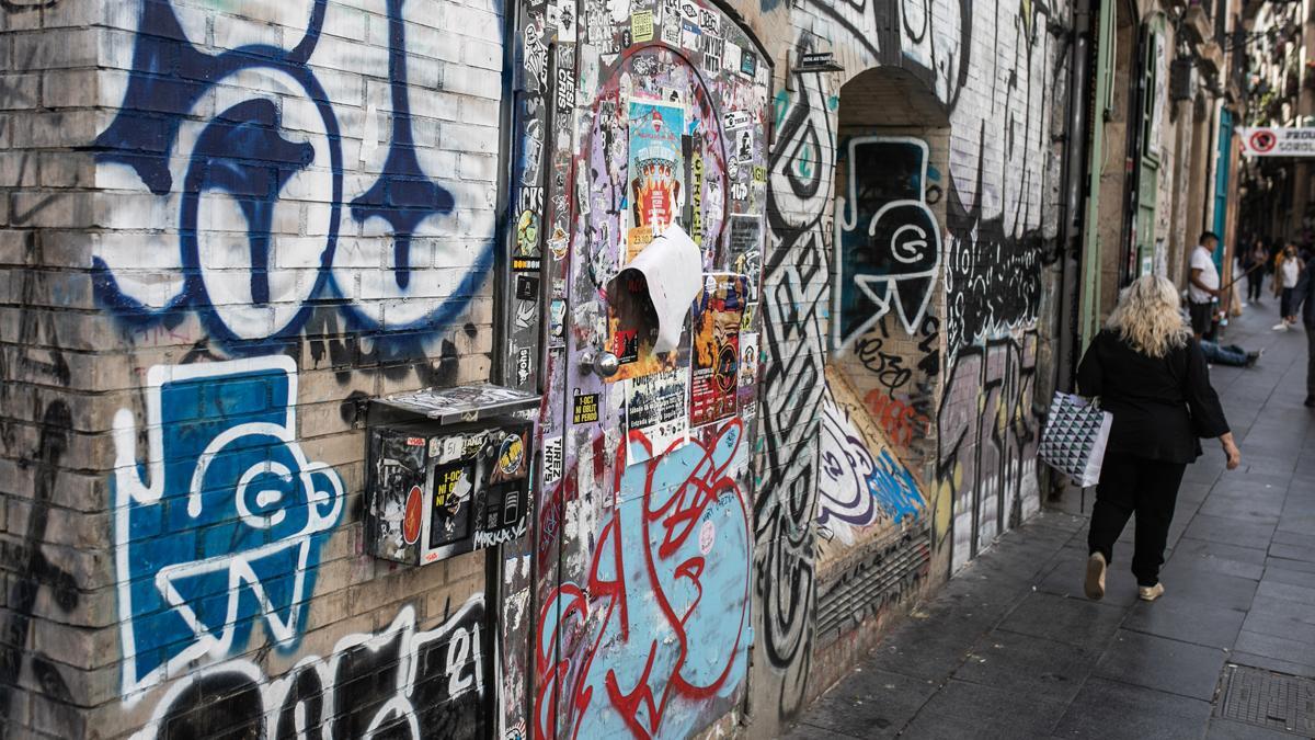 Una pared garabateada no por una mano, sino por un par de decenas.