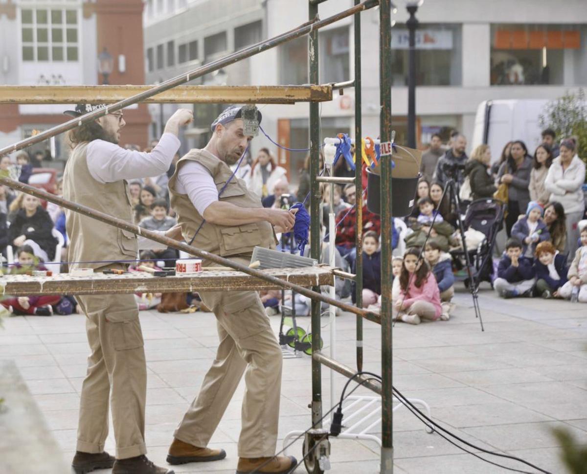 A la izquierda, la compañía «Meraki Cía», en la plaza del Seis de Agosto; a la derecha, Cris Clown, en el paseo de Begoña.