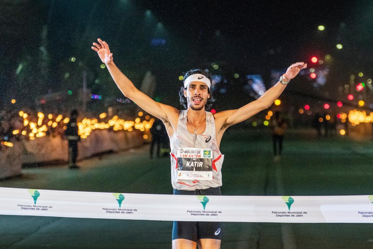 El atleta murciano Mohamed Katir, en el momento de cruzar primero la línea de meta de la cuadragésimo primera carrera de la noche de San Antón, en Jaén.