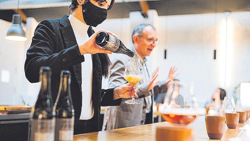 Antonio Fumanal explica la cerveza en la presentación en Gente Rara.