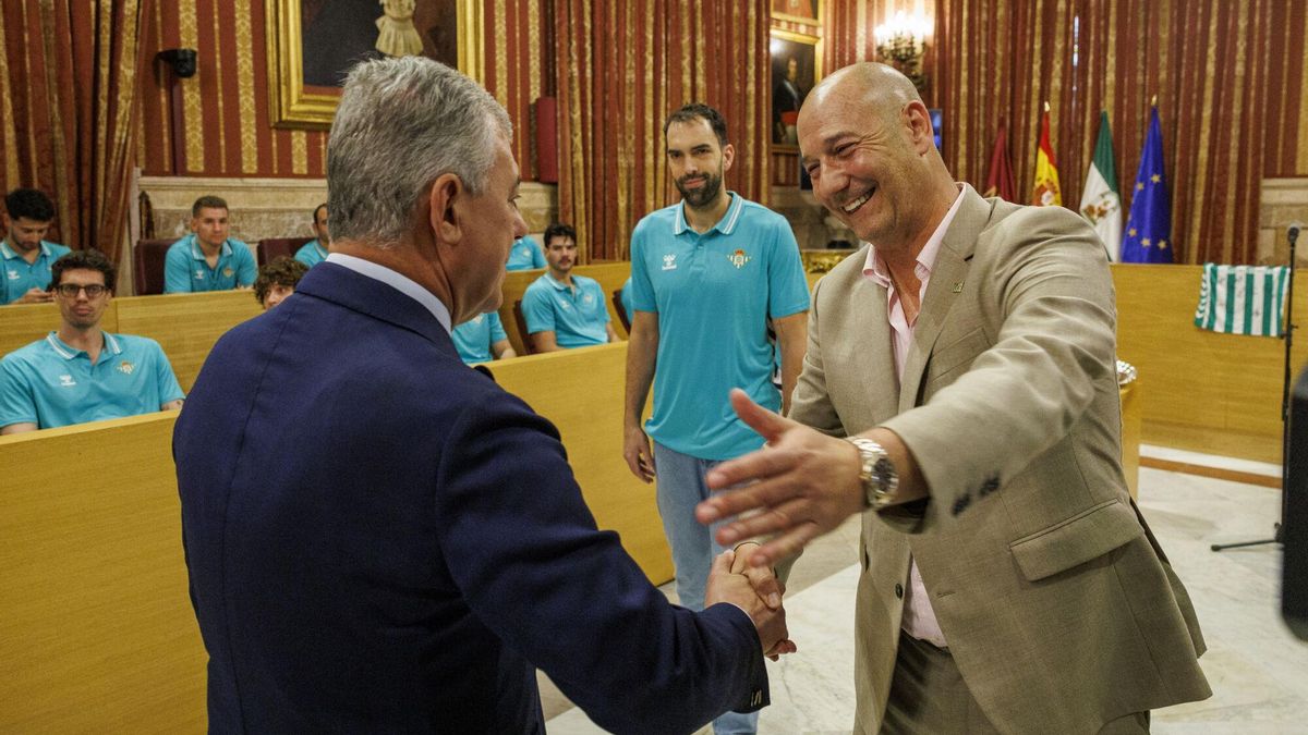 El alcalde de Sevilla, Jose Luis Sanz estrecha la mano del presidente del Betis Baloncesto, Pedro Fernández.