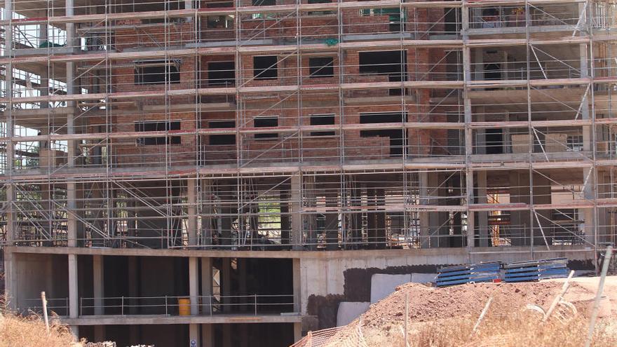 Construcción de un edificio en la calle Pacífico.