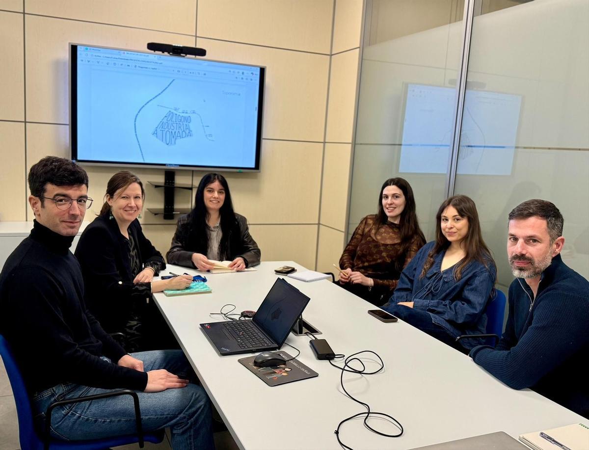 Por la izquierda, Adrián Capelo, Isabel Cañas, Laura Pena, Irene Souto (adjunta a la dirección de RR.EE. de Congalsa), Naya Vidal (Mobalco) y Francisco Pereira (Transportes Atlas).