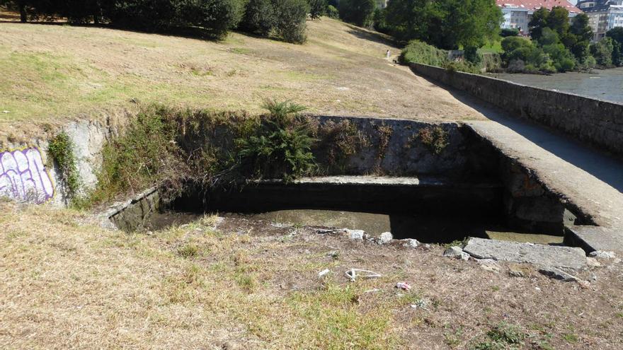 Foso en el parque municipal de O Seixo en 2018, antes de su vallado y tras la denuncia. |   // I.R.