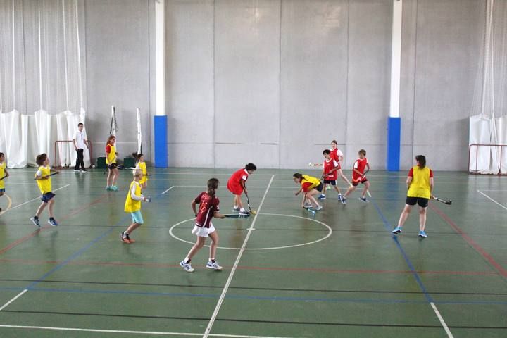 La selección española de hockey se entrena con alumnos del American School of Valencia de Puzol