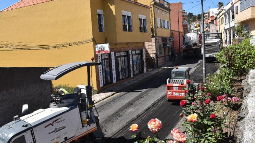 Unos trabajos de asfaltado en el centro de La Esperanza.