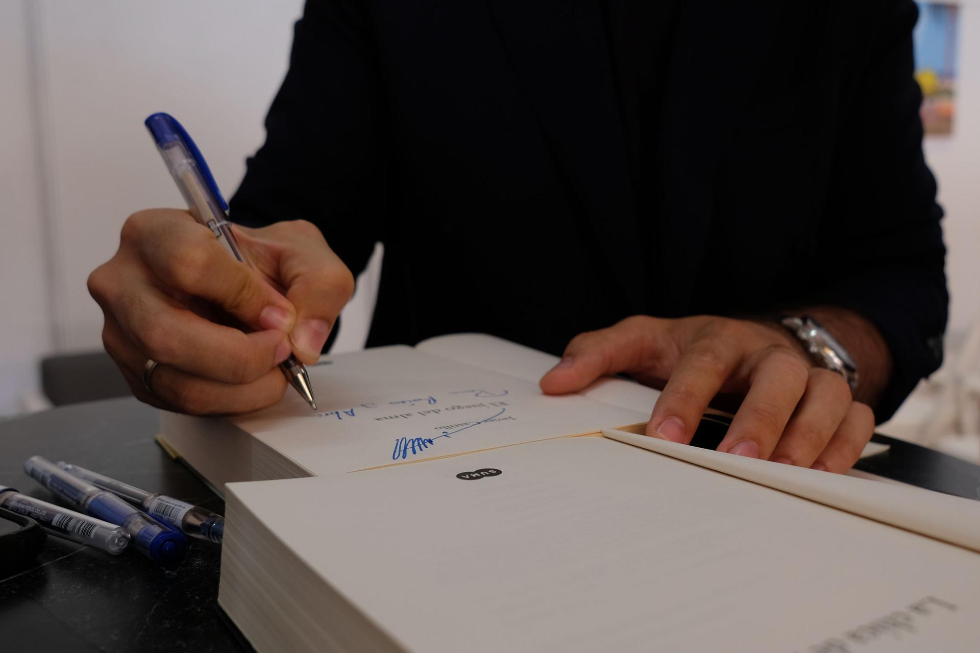 Firma de libros de Javier Castillo en la Feria del Libro de Málaga