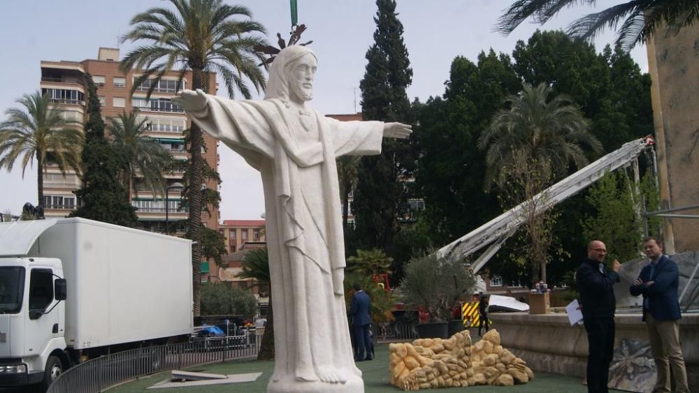 Montaje del monumento 'Los Jardines del Rey Lobo' en la plaza Circular de Murcia