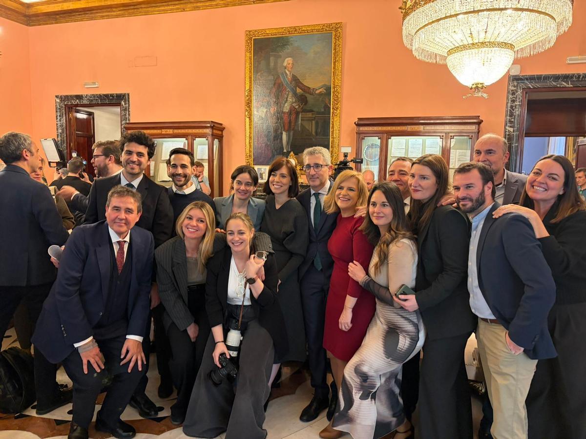 Arcadi se ha fotografiado con los valencianos que han acudido al intercambio de carteras, entre ellos, Diana Morant y Pilar Bernabé