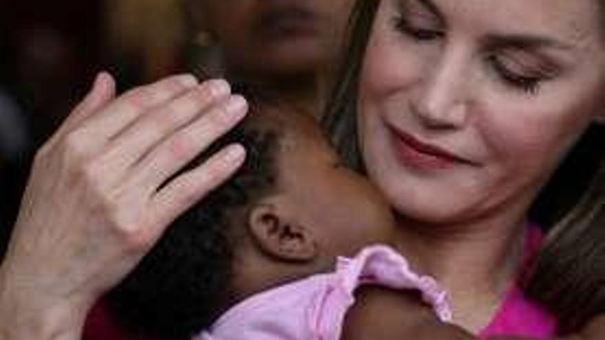 La Reina Letizia, ayer, durante su visita al colegio de las Hijas de la Caridad en Haití.