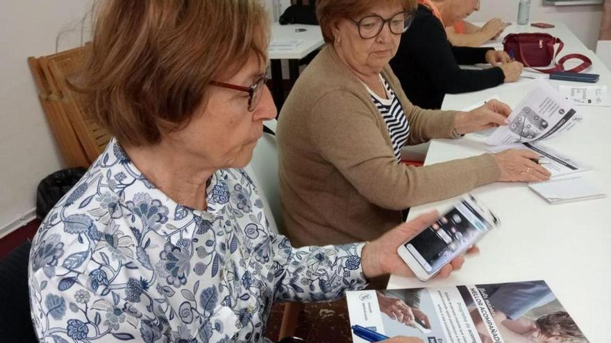 Veciñas de Outes nunha das clases do curso de dixitalización da Fundación Amigos de Galicia / f.a.g.