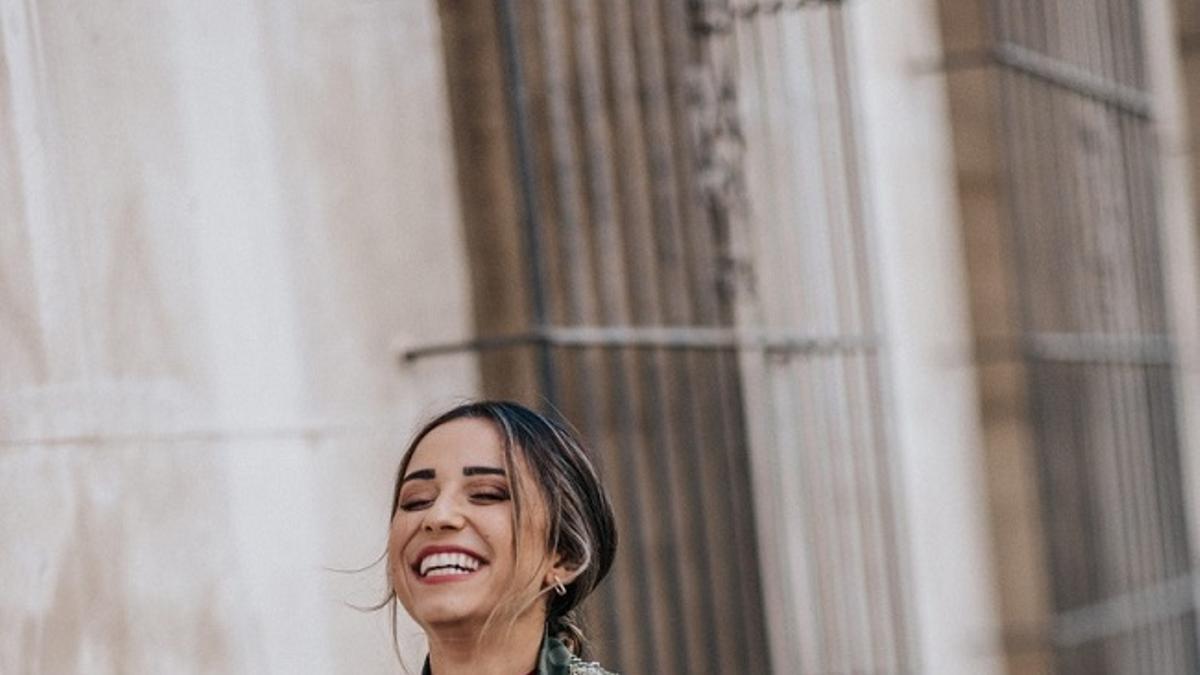 El look de Verónica Díaz JustCoco con falda drapeada de Zara y chaqueta de Matilde Cano