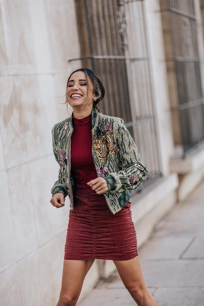 El look de Verónica Díaz JustCoco con falda drapeada de Zara y chaqueta de Matilde Cano