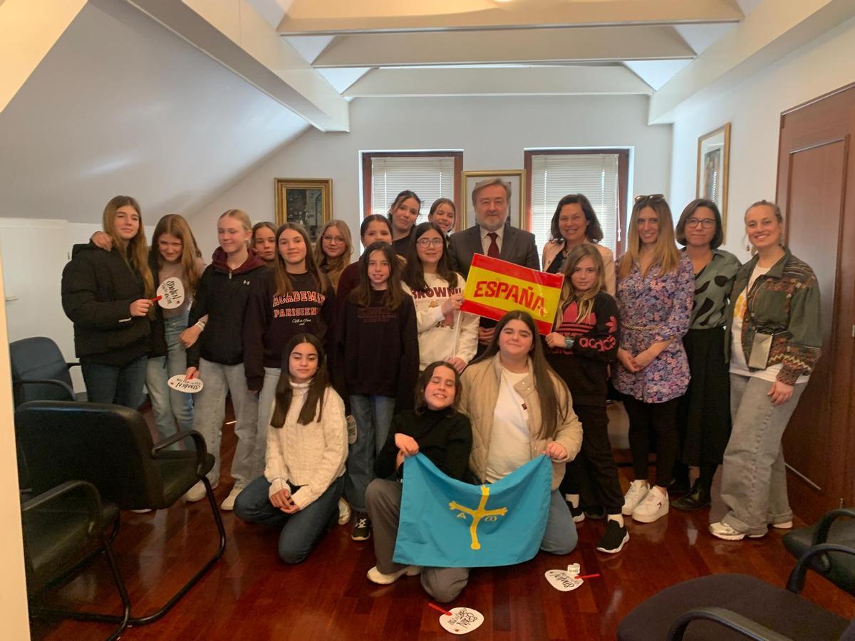Los alumnos avilesinos durante la recepción en la Embajada de Eslovenia.