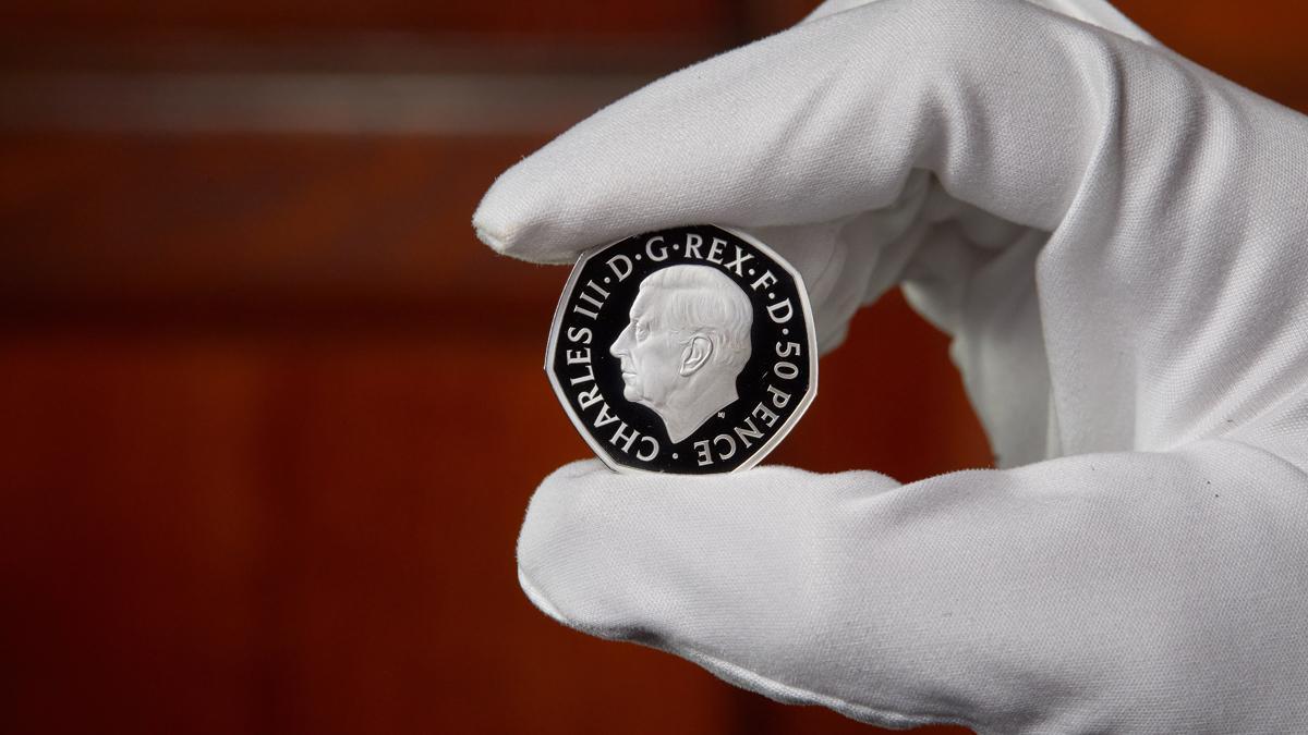 Así son las primeras monedas con el retrato del rey Carlos III