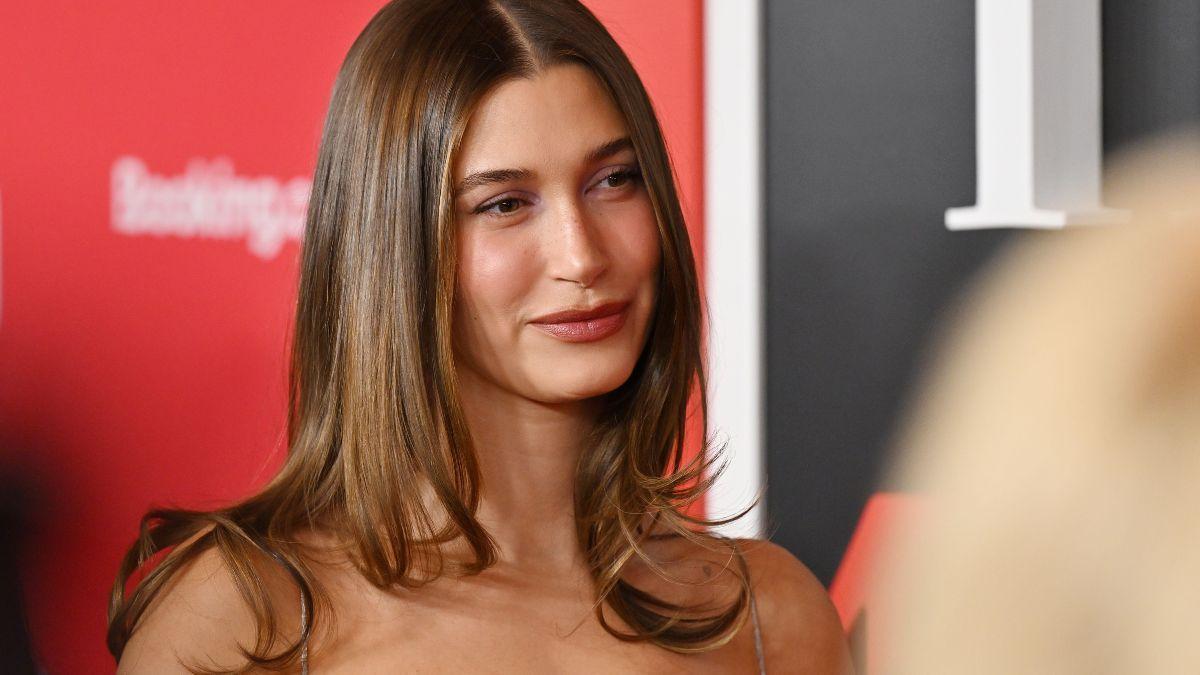 Hailey Bieber dice que ahora el colorete se lleva en los labios