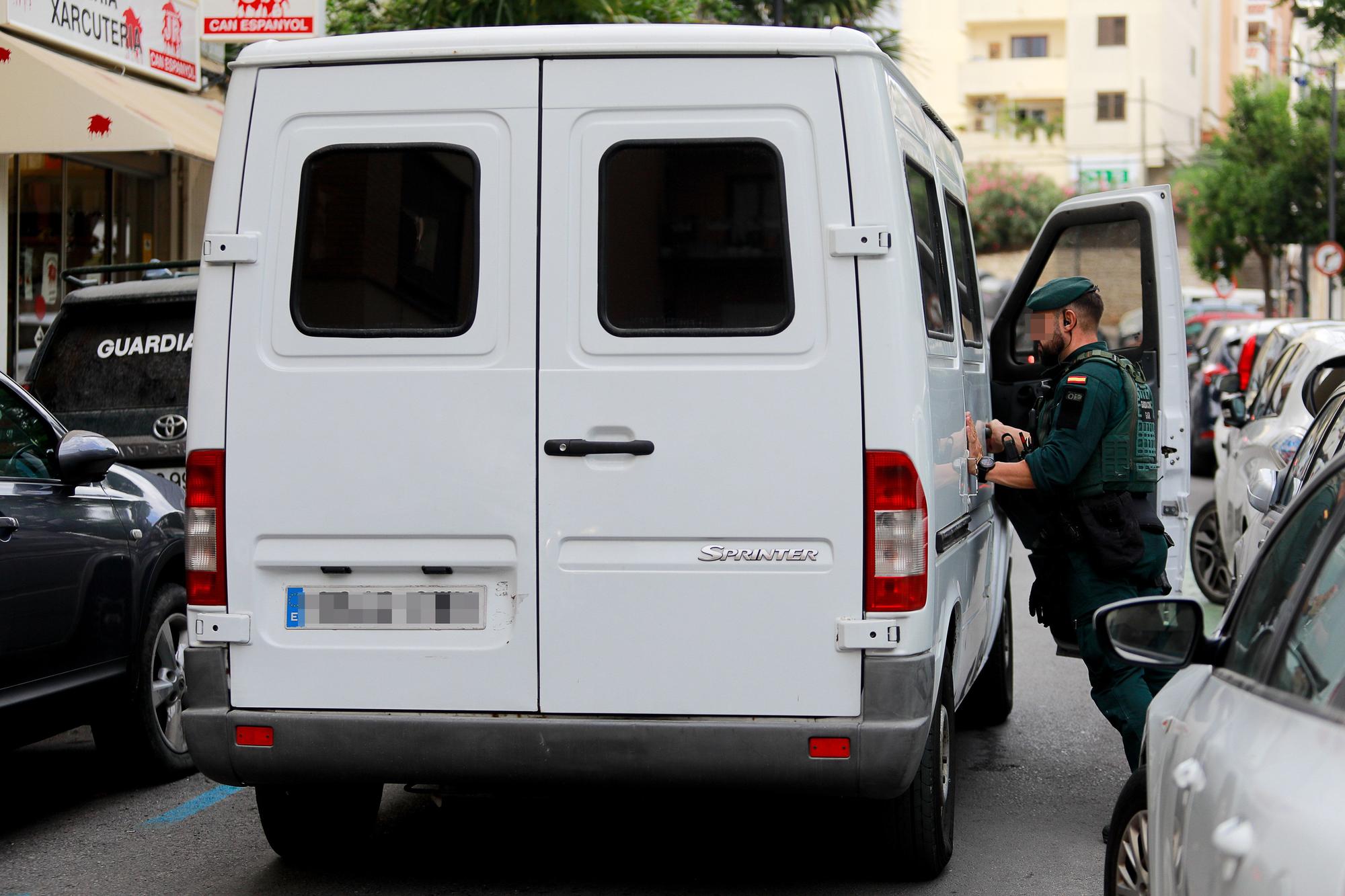 Las imágenes del registro de la Guardia Civil de Ibiza en la calle Arxiduc Lluis Salvador