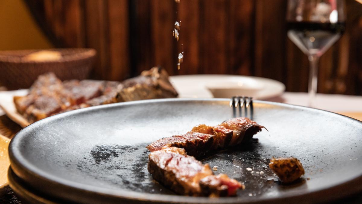 Preparación de uno de los platos del restaurante La Garnacha, en Zaragoza