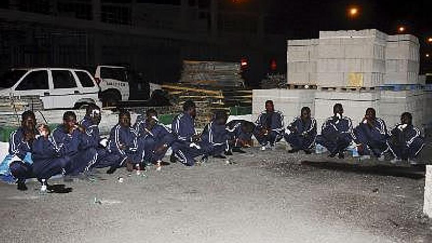 Dieciséis personas llegaron en una patera al puerto de La Estaca de la isla canaria de El Hierro.