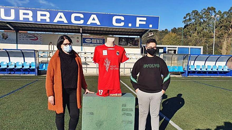 Eugenia Menéndez y Javier Rodríguez, con la nueva segunda equipación del Urraca.