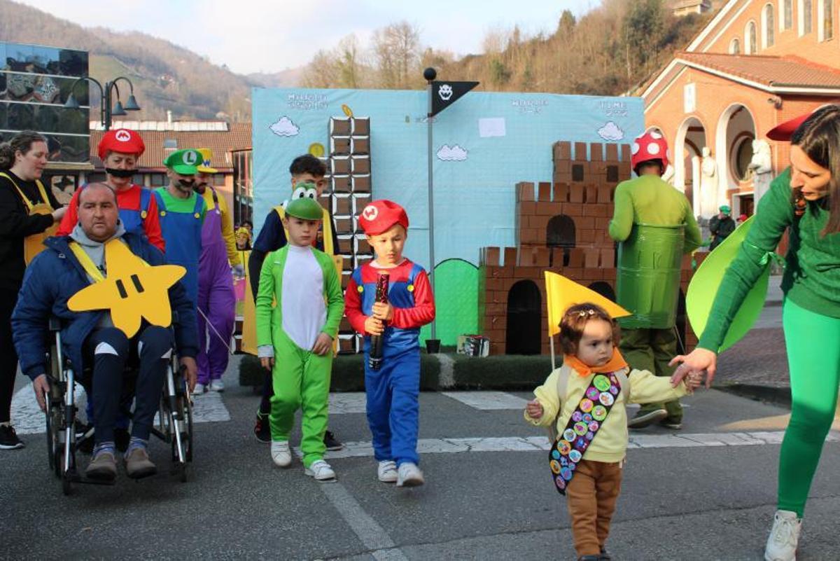 Circo y videojuegos "clásicos" en los carnavales de Moreda y Blimea