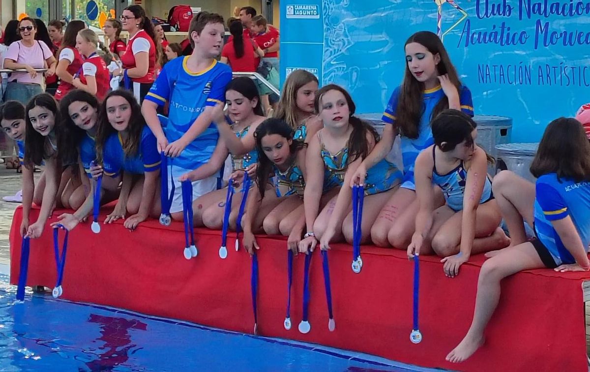 Nadadores del Acuático Morvedre con sus medallas.