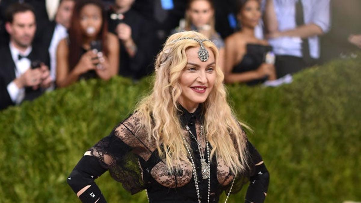 Madonna, look por delante de Givenchy, en la alfombra roja de la gala Met 2016