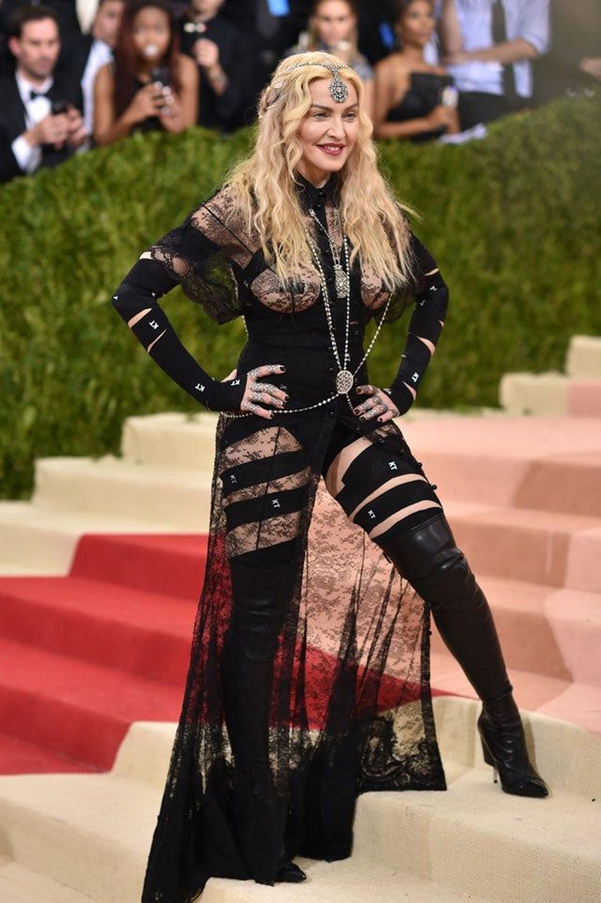 Madonna, look por delante de Givenchy, en la alfombra roja de la gala Met 2016