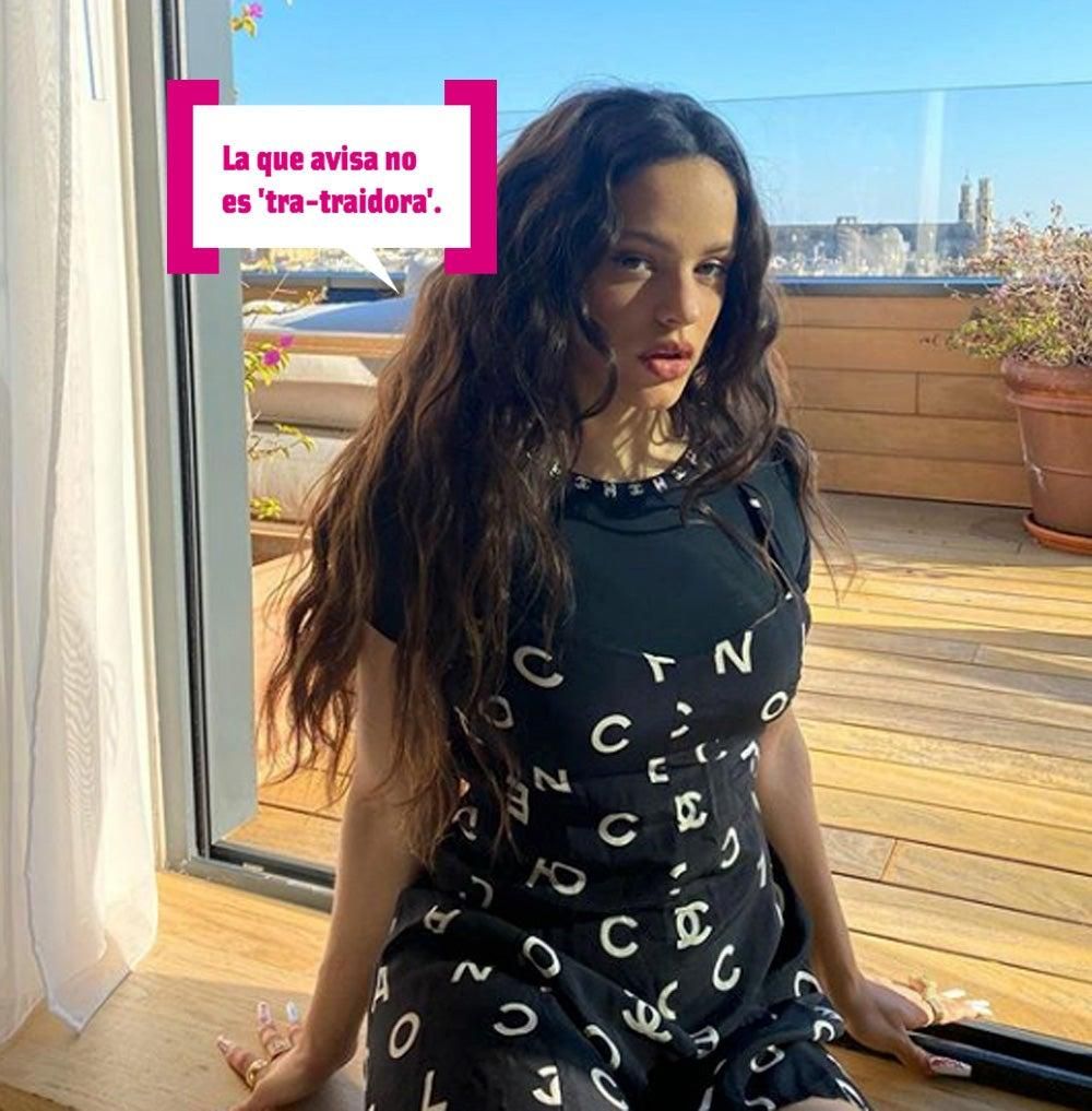 Rosalía en una ventana