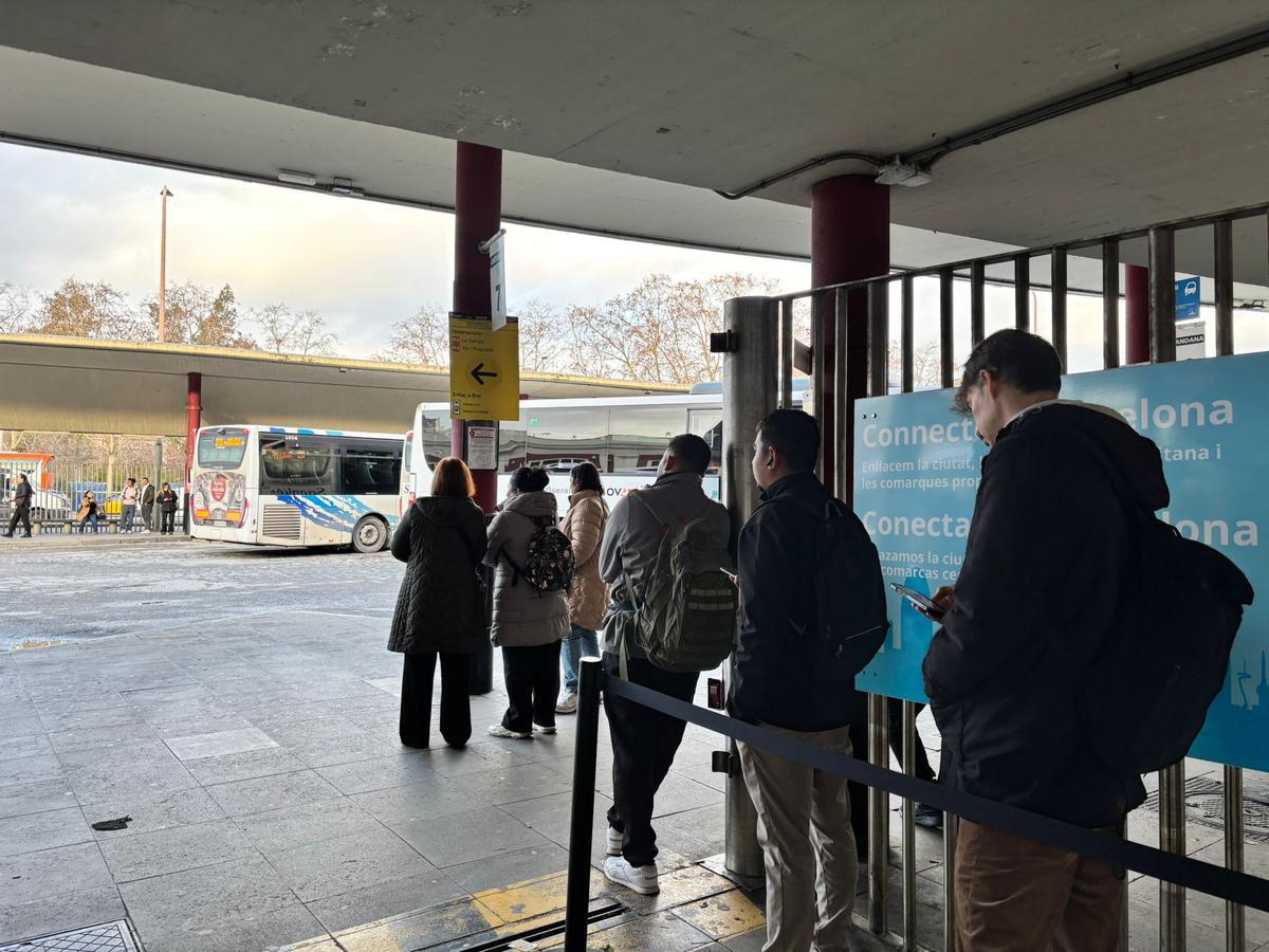 Colas en la estación de Fabra i Puig para tomar autobuses