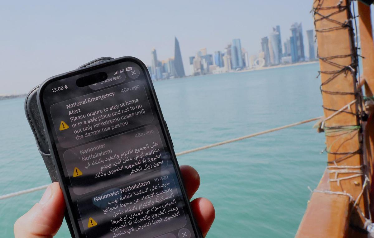 La pantalla de un móvil mostrando alertas del Ministerio del Interior de Qatar en la que aconseja a su población permanecer en sus casas ante el aumento de la tensión en la región.
