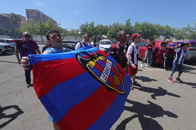 Algunos aficionados desean suerte al Levante UD antes de viajar a Buegos