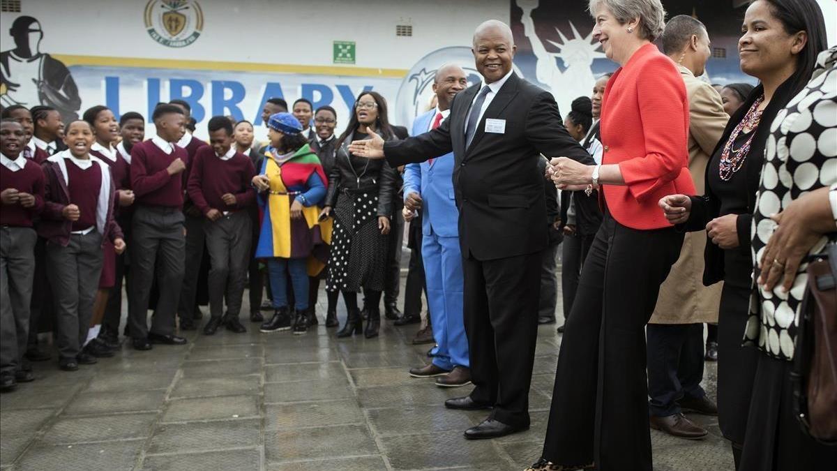El comentado baile de Theresa May con unos escolares en Sudáfrica