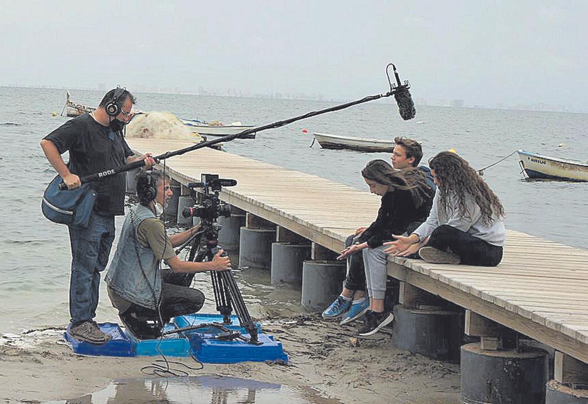 Grabación de una escena con los jóvenes alcazareños María Araque, María Peñalver y Alberto López