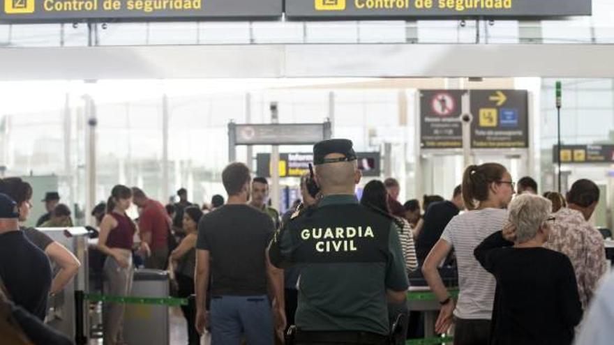 Un guàrdia civil, vigilant un dels controls de l&#039;aeroport del Prat, ahir.