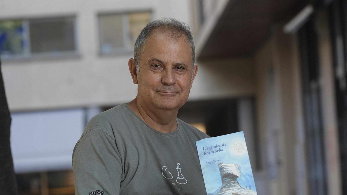 Àngel Vergés amb la portada del llibre, que ha il·lustrat ell mateix.
