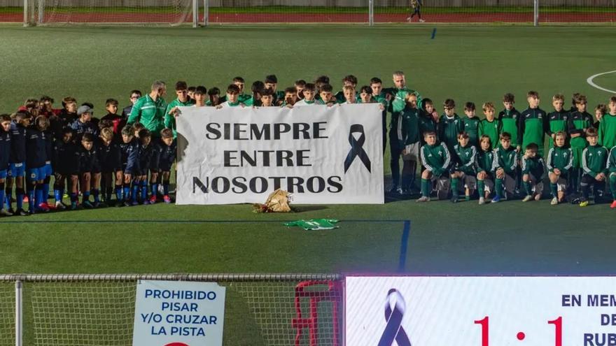 Homenaje del Villa de Marín a su jugador Rubén, en el marco del torneo Tucho de la Torre.