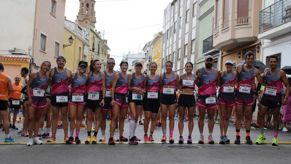 Grupo de atletas del Club de Córrer Camallaes de l'Alqueria de la Comtessa