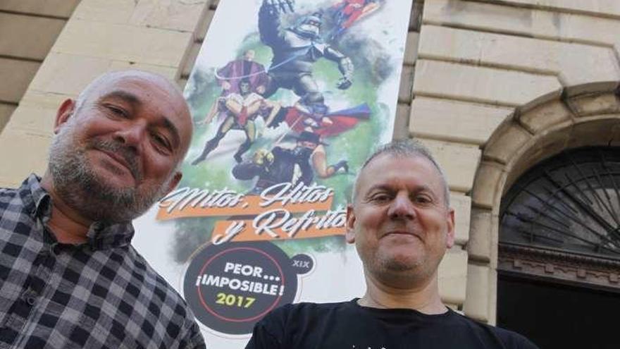 Jesús Parrado, director del festival &quot;Peor... ¡Imposible!&quot;, y el presidente del Ateneo Obrero, Luis Pascual, ante una imagen del cartel del ciclo.