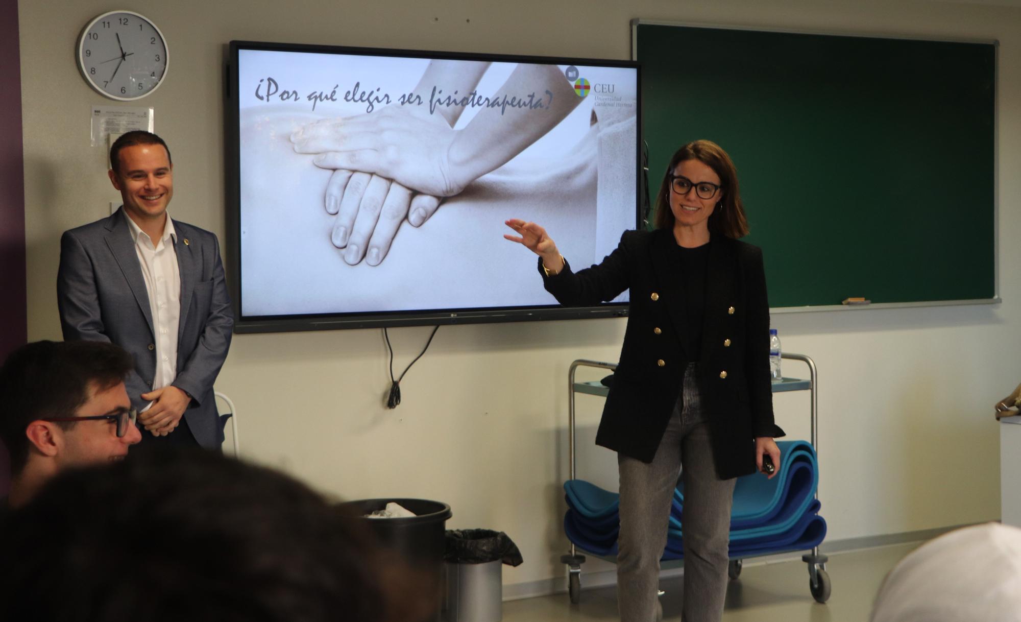 Sergio Montero y Cristina Orts, en el taller de Fisioterapia